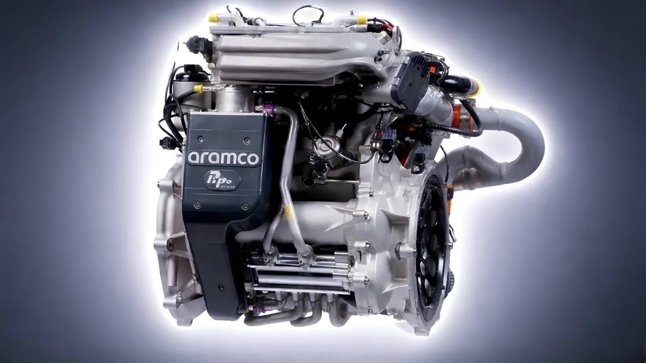 Motor híbrido da Aramco promete reduzir consumo em 35% e custar 20% menos que sistemas híbridos atuais, usando monobloco, rolamentos e apoio elétrico.