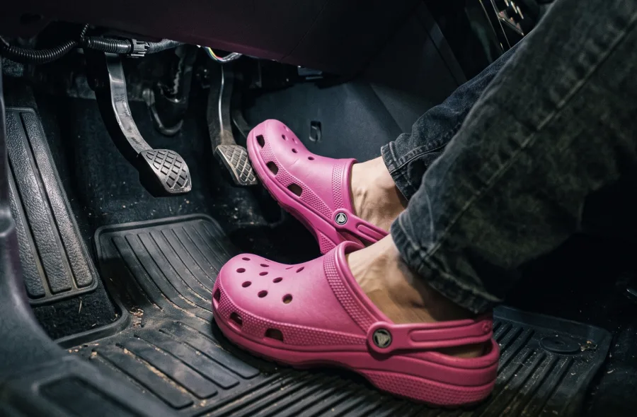 Pode dirigir carro ou moto usando clog, babuche, Crocs ou outro calçado em EVA? Entenda o que diz o Código de Trânsito Brasileiro sobre os calçados