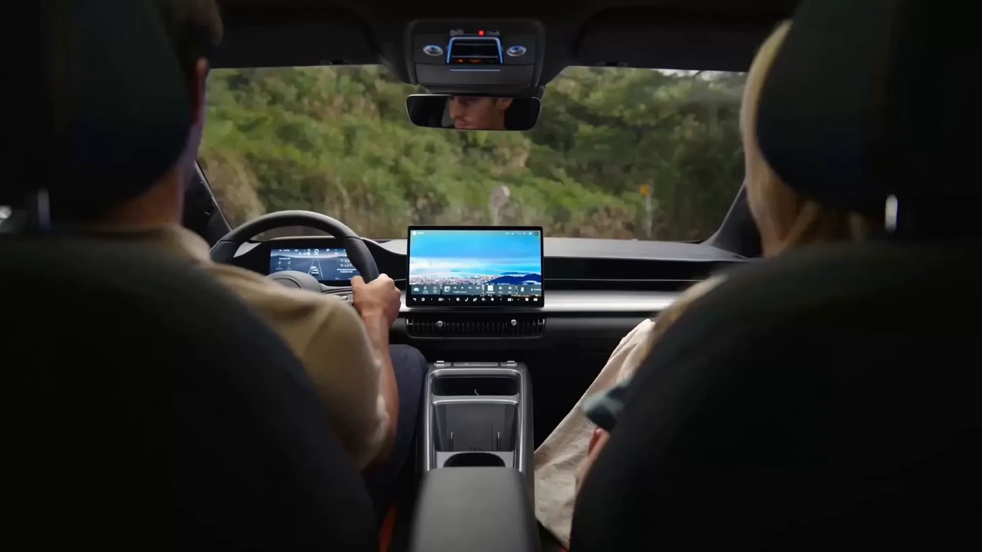 Central de até 12,8 polegadas, câmera 360 graus, chave NFC, head-up display e função V2L formam o pacote tecnológico previsto para o novo hatch híbrido.