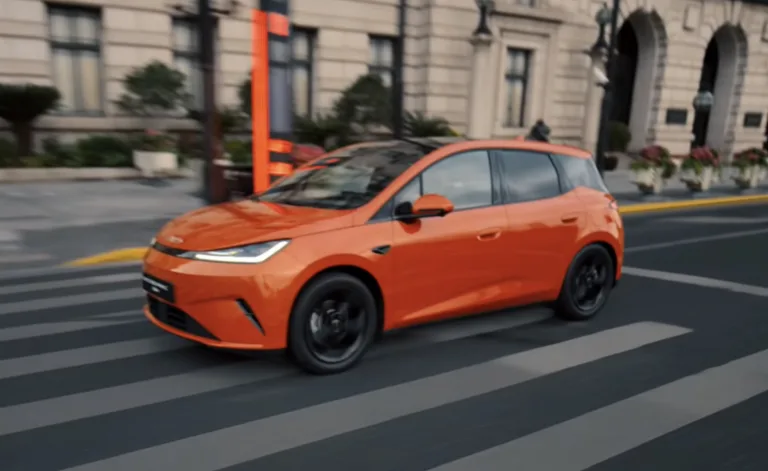 BYD Dolphin G chega ao Brasil em novembro como híbrido plug-in, com produção nacional e preço abaixo de R$ 150 mil