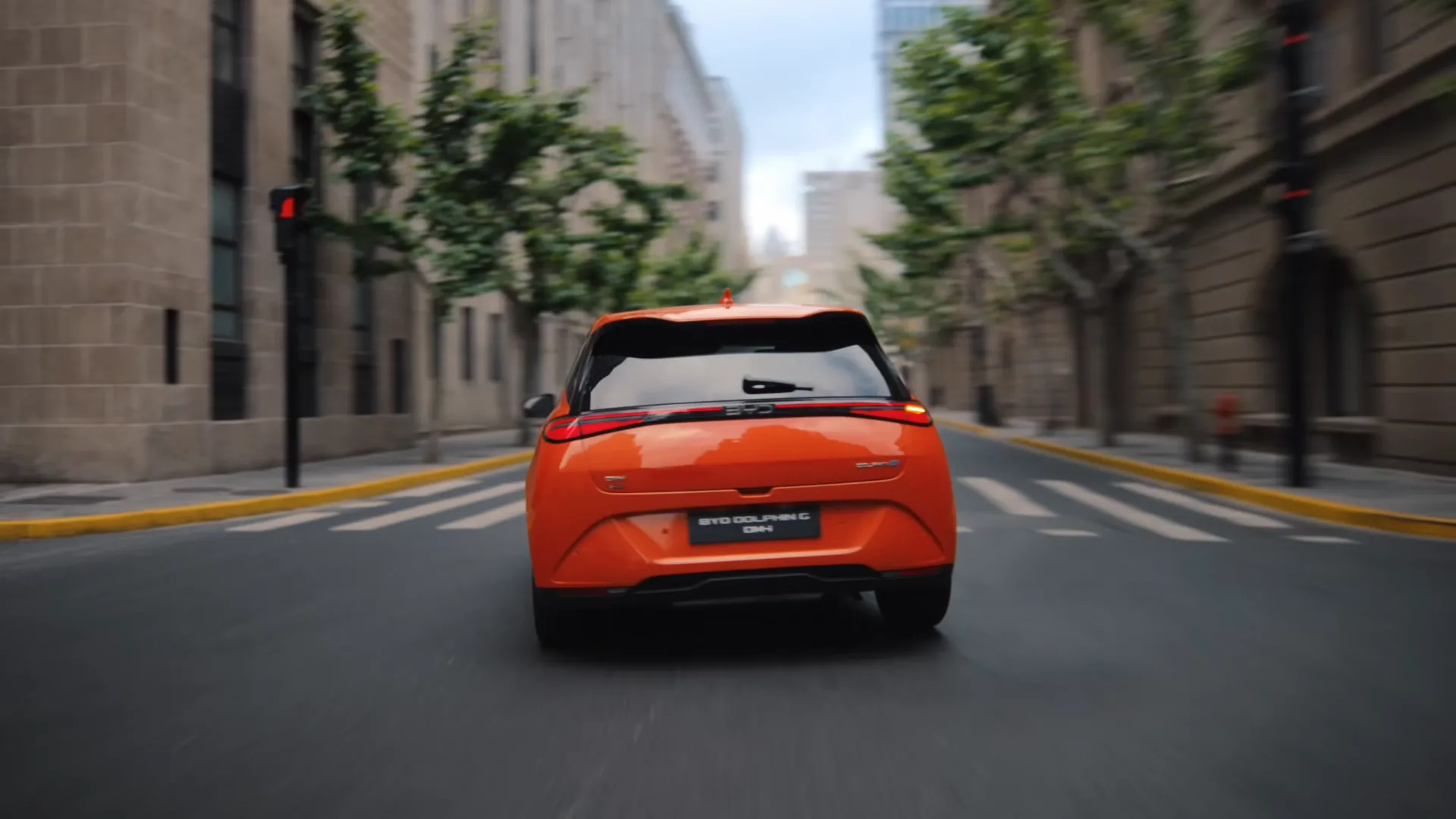 Tanque cheio e bateria carregada levam o alcance combinado para mais de 1.000 km, uma diferença importante para quem ainda encontra poucos carregadores nas estradas.