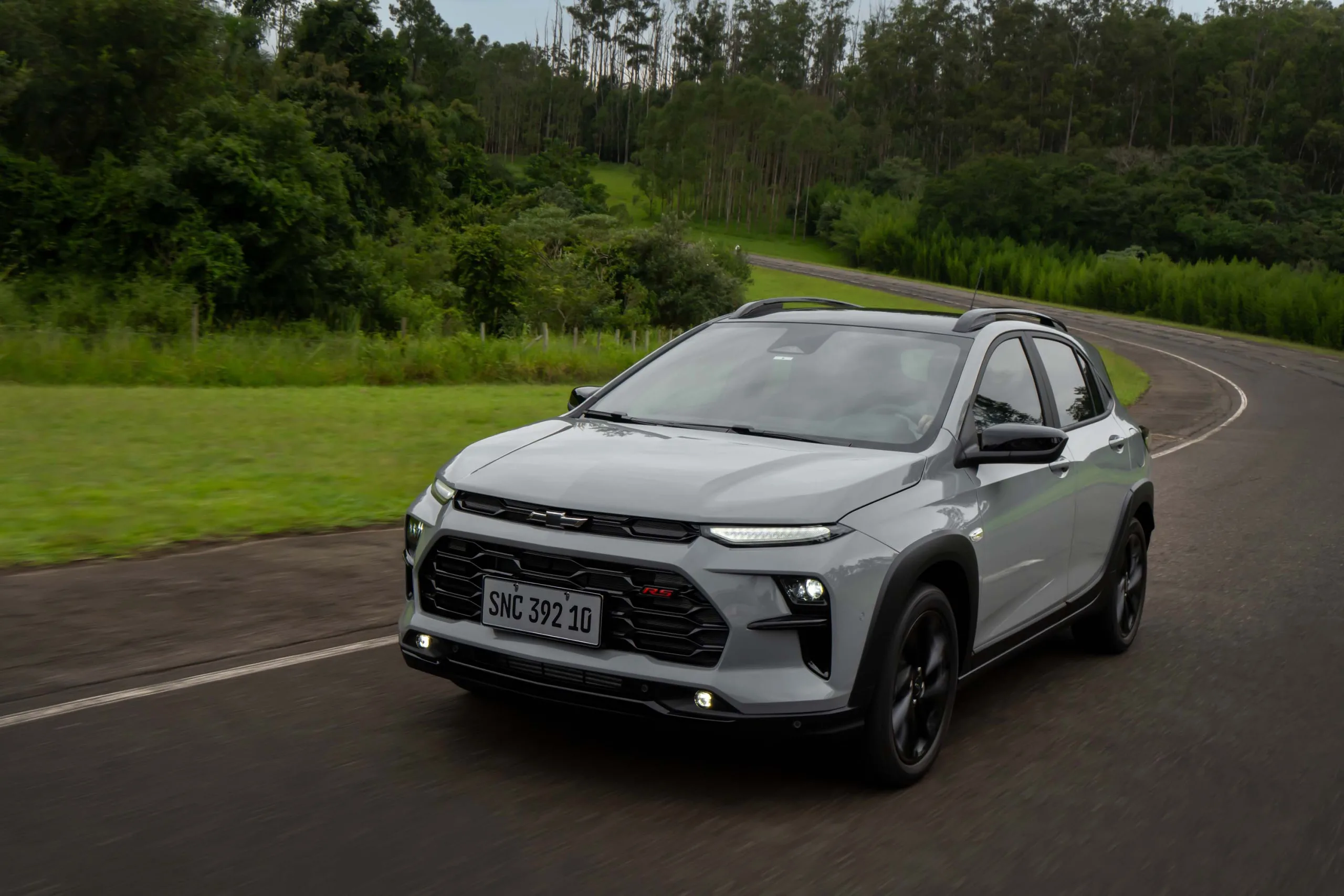 O Chevrolet Sonic RS 2027 chegou entre Onix e Tracker, com desenho de SUV cupê, produção brasileira e a difícil missão de justificar seu espaço dentro da própria loja.