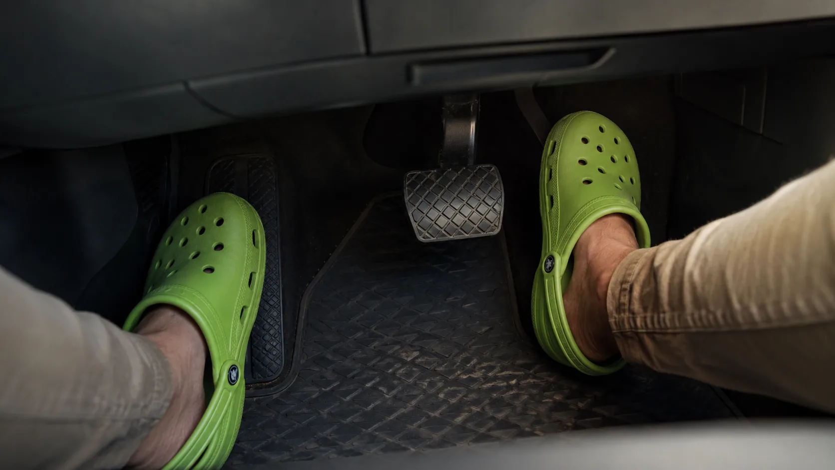 Dirigir de Crocs é permitido quando o calçado fica firme, mas o uso solto pode gerar multa de R$ 130,16, quatro pontos na CNH e risco nos pedais