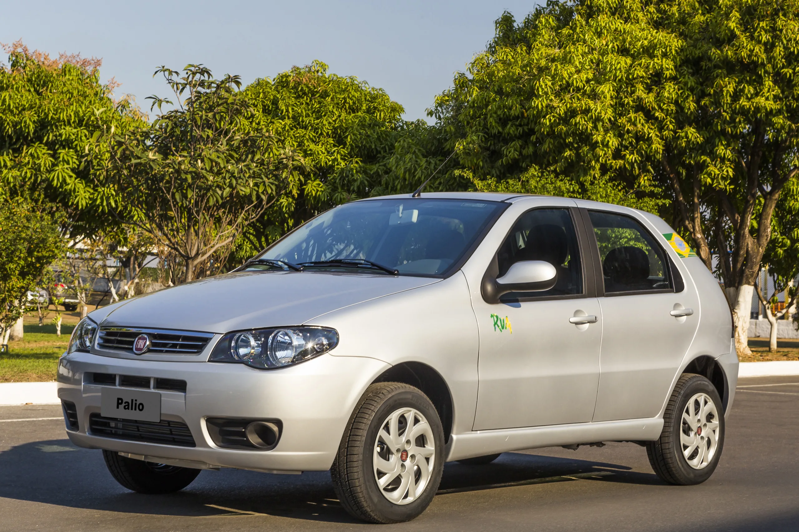 O tanque de 48 litros rende até 734 km com gasolina; faz 12,2 km/l na cidade, 15,3 km/l na estrada e visita pouco o posto.