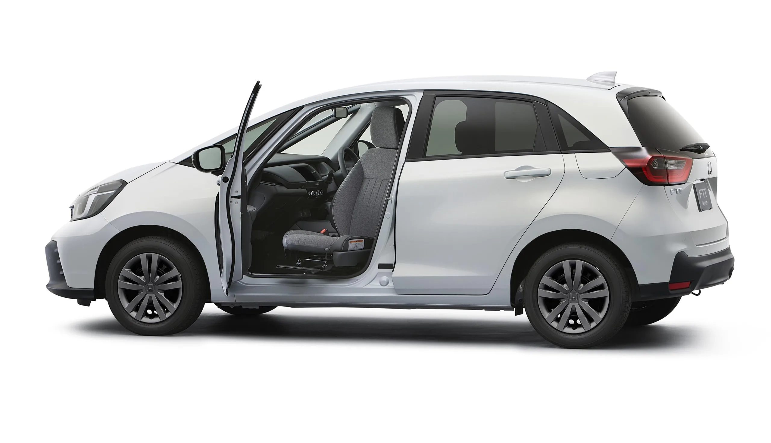 Honda Fit completa 25 anos com nova versão Z, central multimídia de 9 polegadas, bancos Magic Seats e sistema híbrido, enquanto a RS abandona o motor a gasolina.