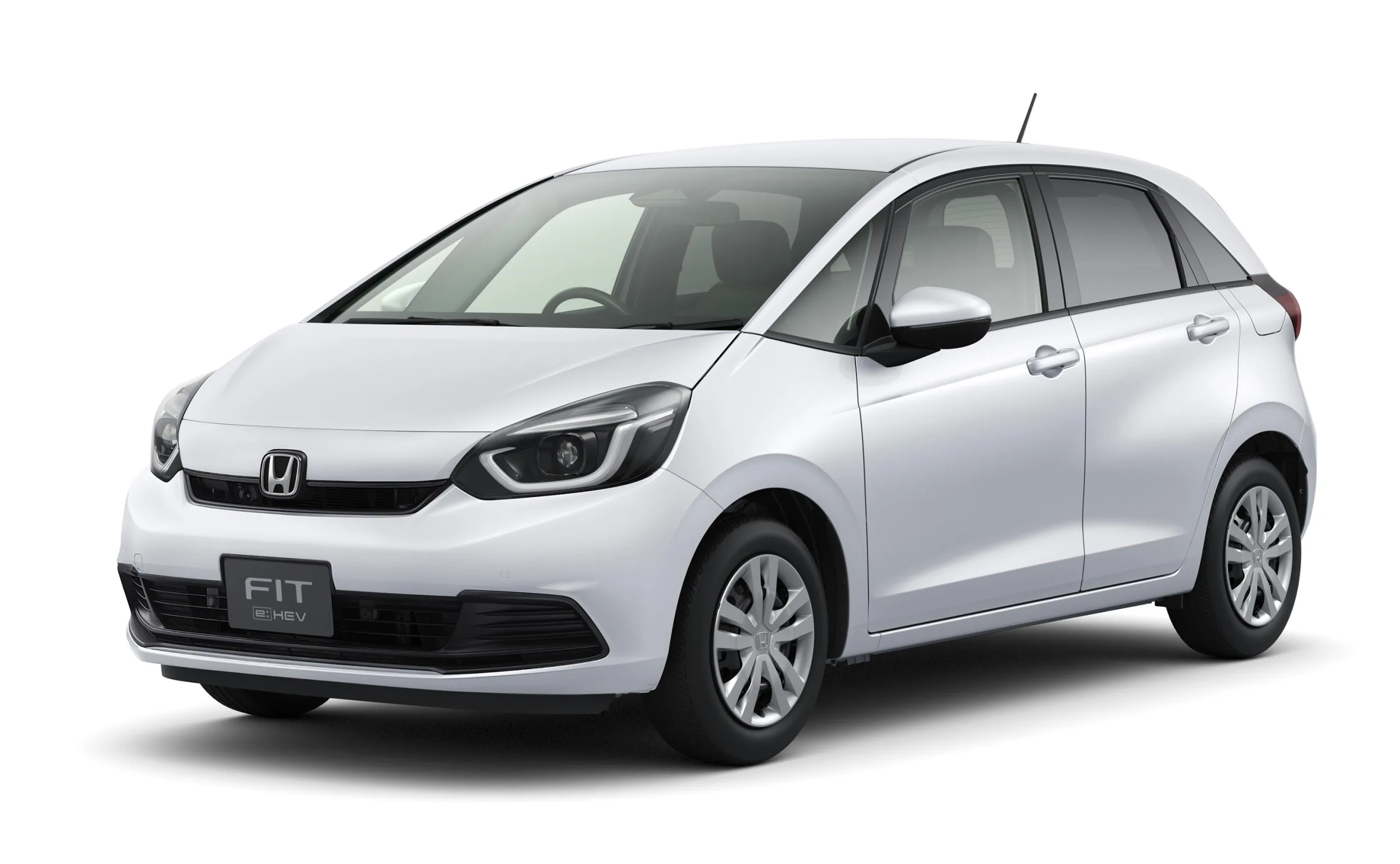 Honda Fit 2026 recebe atualização no Japão, mantém motor 1.5 de 115 cv e ganha versões híbridas de 121 cv, com preços convertidos a partir de R$ 56.800.