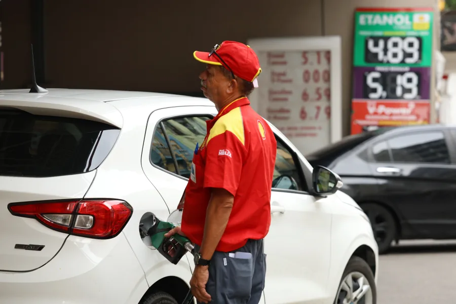 Etanol na gasolina sobe de 30% para 32% e pode afetar carros antigos a partir de hoje