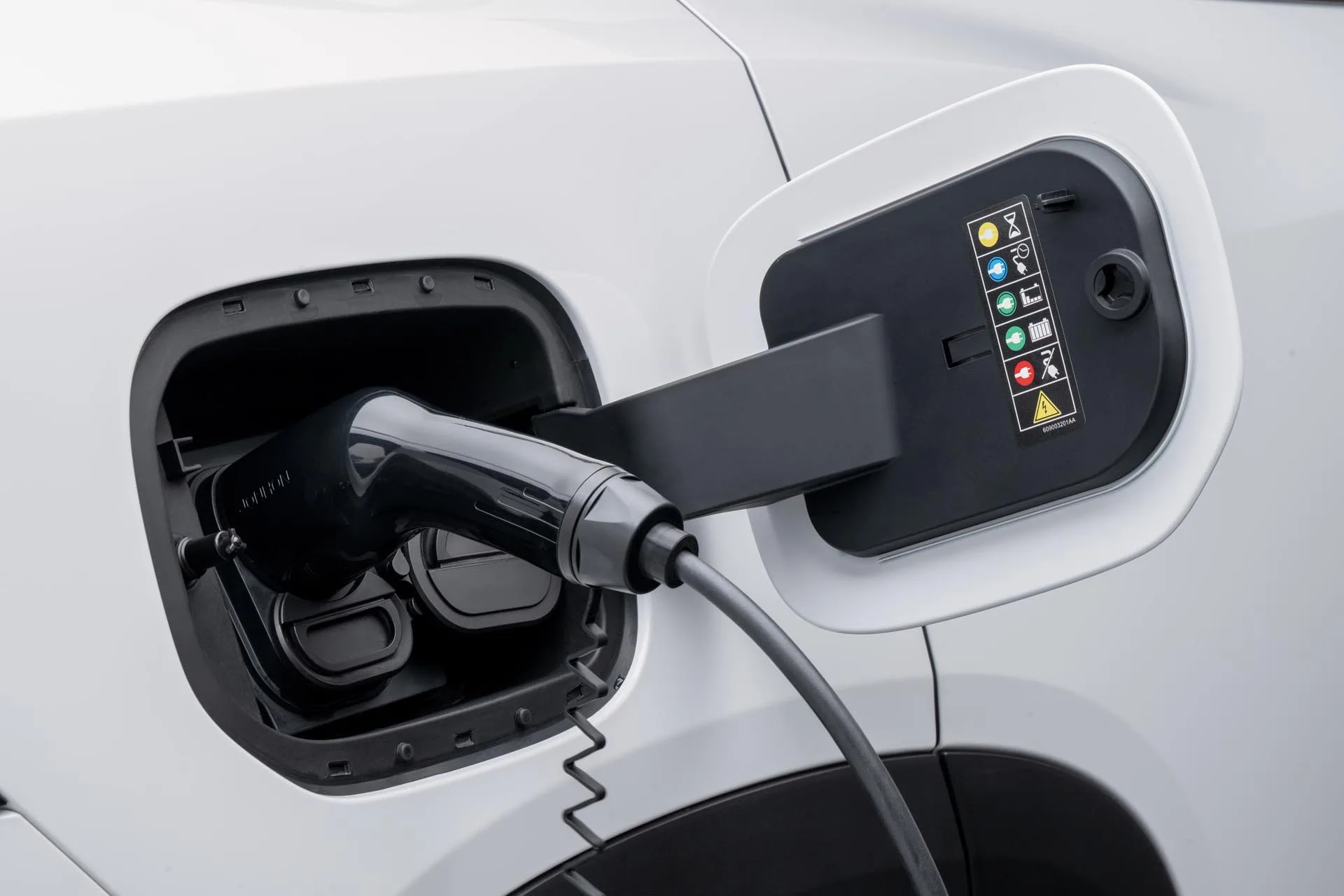 O consumo joga a favor do Jetour, com 14,5 km/l na cidade e 13,6 km/l na estrada, resultado forte para um SUV médio híbrido plug-in desse porte.