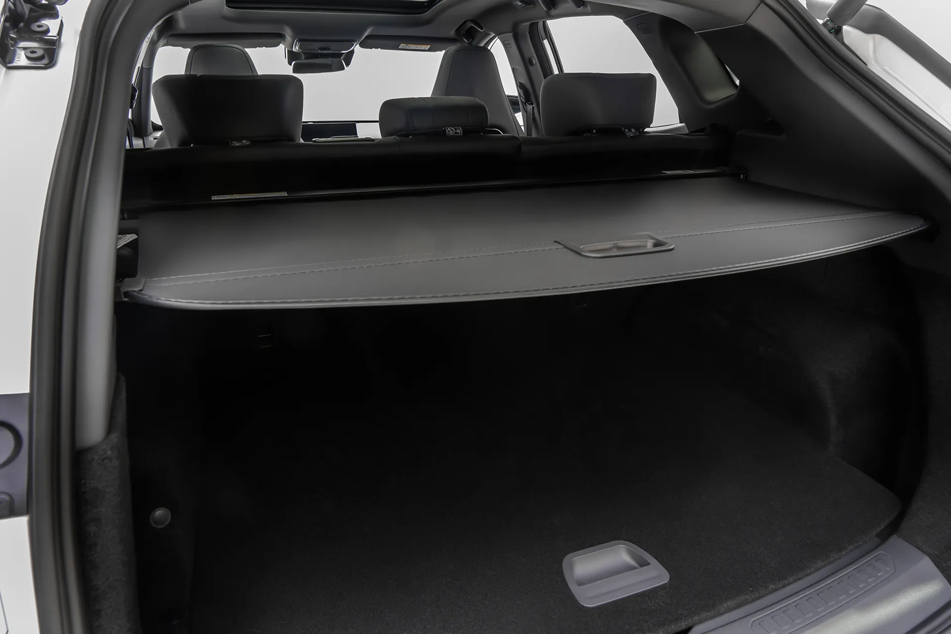 O porta-malas de 416 litros atende bem a rotina, mas perde volume sob o assoalho por causa da bateria de 12 V e do inversor, detalhe que pesa em viagens com família.