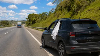 Você sabe por que alguns motoristas prendem um pano branco na janela do carro? Entenda esse velho costume de estrada