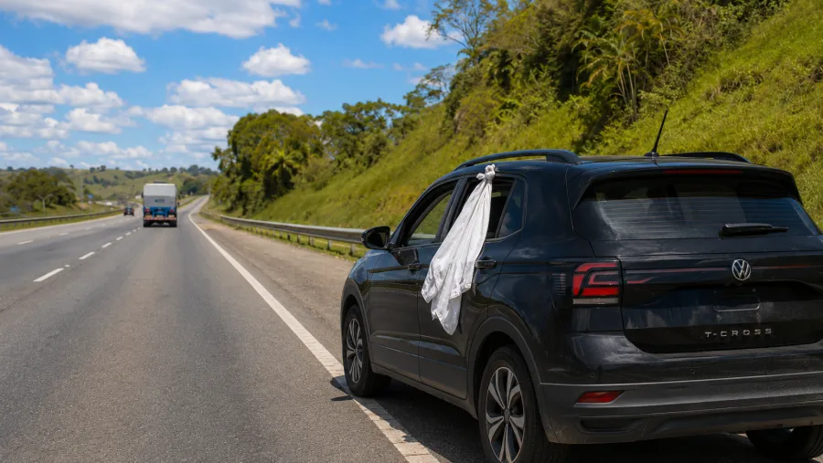 Você sabe por que alguns motoristas prendem um pano branco na janela do carro? Entenda esse velho costume de estrada