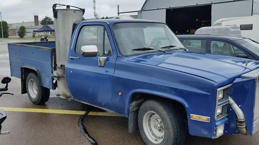 Homem transforma picape Chevrolet para não ter que gastar mais com gasolina; Invenção usa lenha