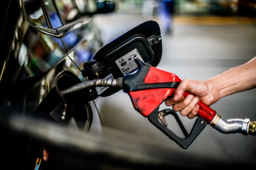 Carros importados vendidos no Brasil suportam aumento do etanol na gasolina?