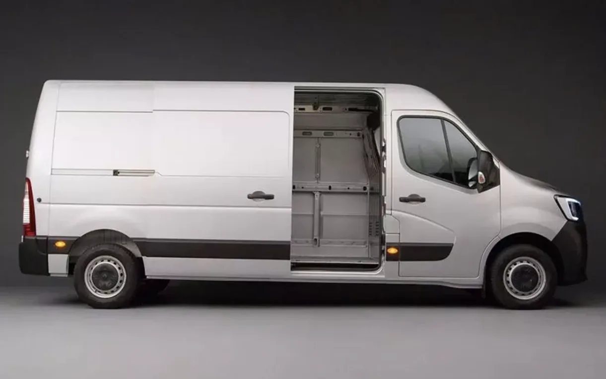 A Renault Master Extra leva até 1.433 kg e oferece 13.000 litros de espaço, volume suficiente para caixas, móveis, ferramentas e grandes cargas comerciais.