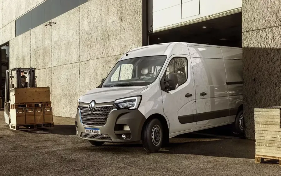 Renault Master Extra 2024 usada custa R$ 218 mil e leva 1.433 kg; ideal para empresas que precisam levar muita carga