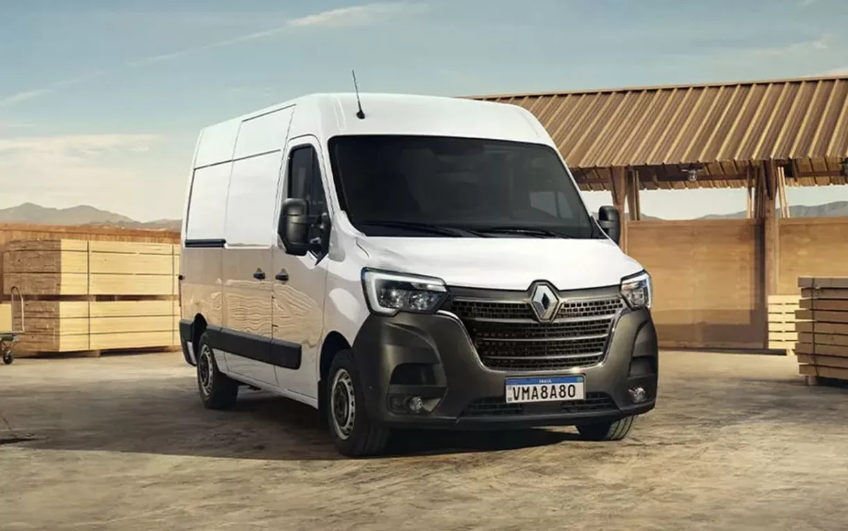 O diesel 2.3 de 136 cv não corre como carro leve, mas sai com força, vence ladeiras carregado e mantém bom ritmo na cidade e na estrada.
