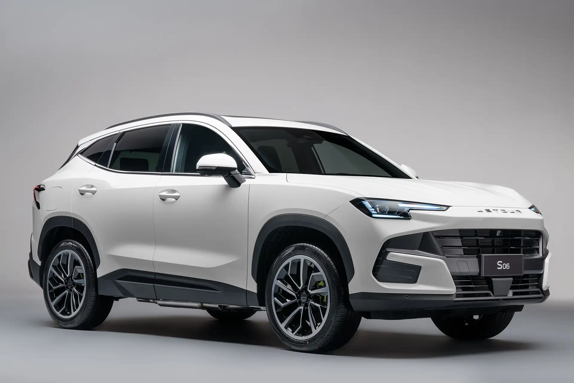 Jetour S06 2026 chega ao Brasil por R$ 229.900, abaixo de BYD Song Plus e Haval H6 PHEV19, e entra direto na briga dos SUVs híbridos plug-in.