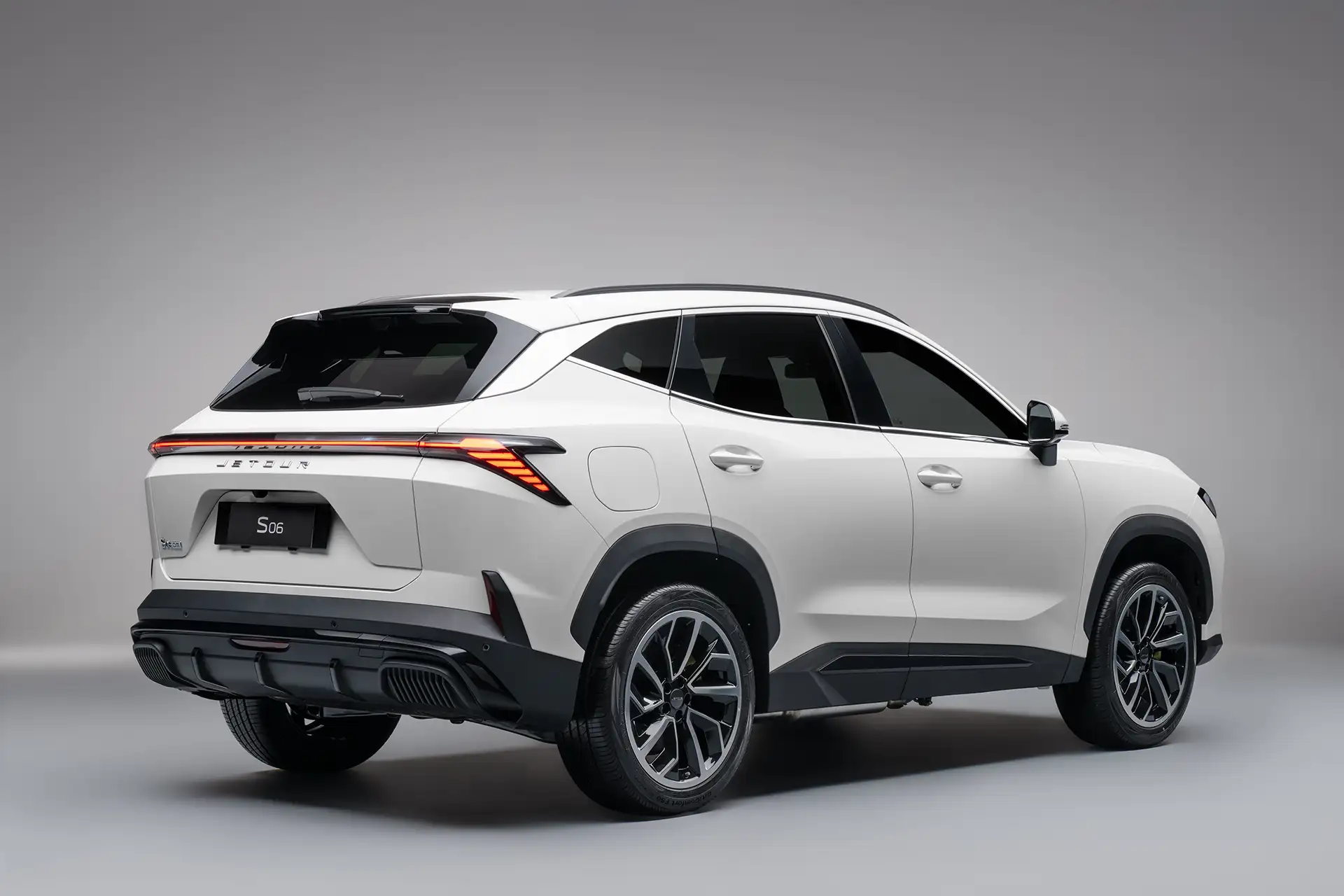 O Jetour S06 Premium entra na disputa dos SUVs híbridos plug-in com preço de lançamento de R$ 229.900, abaixo de BYD Song Plus e Haval H6 PHEV19.