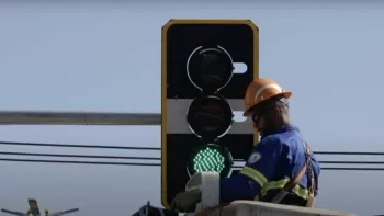 Semáforos com borda amarela usam câmeras para controlar trânsito em SP