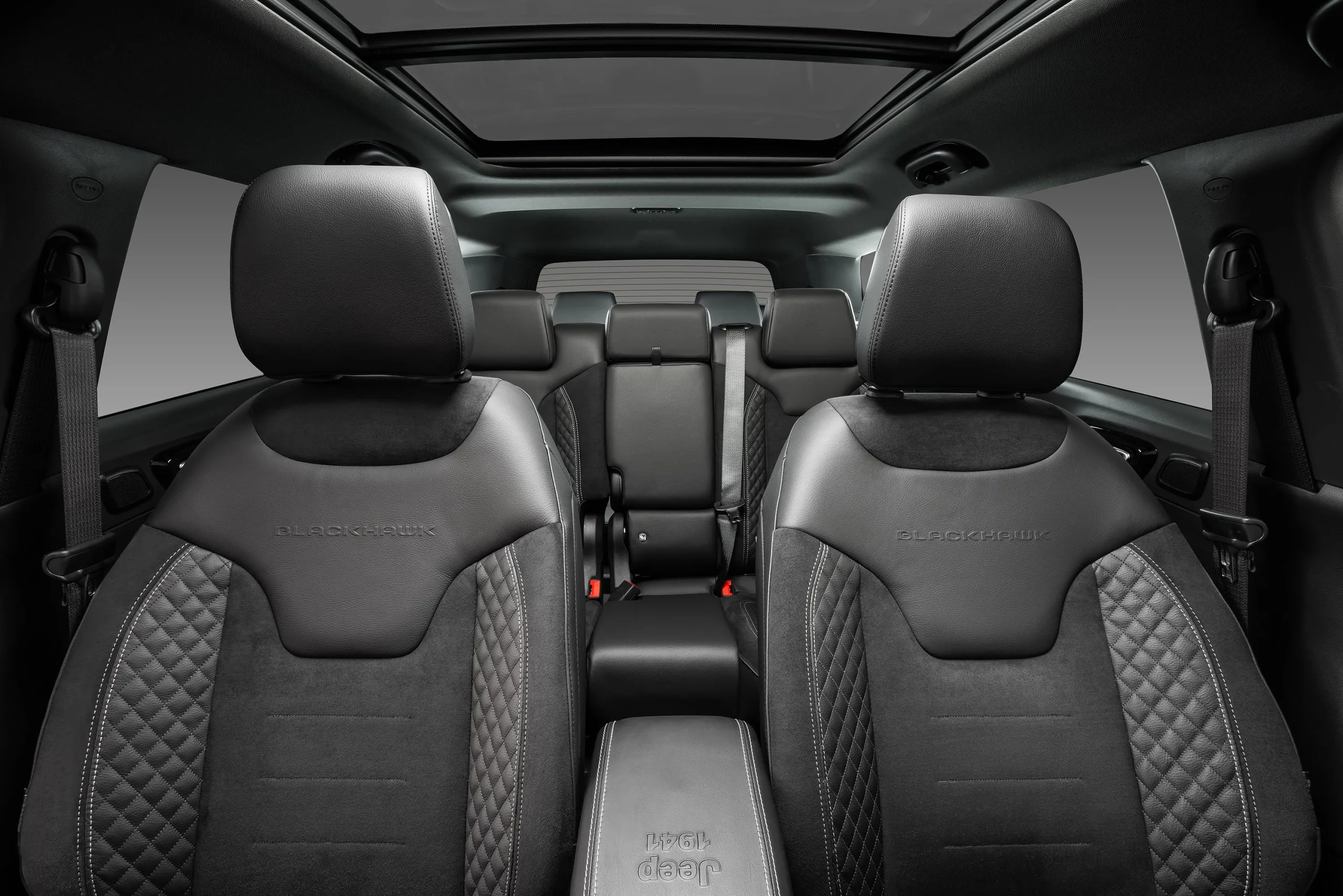Com sete lugares, bancos em couro e suede e suspensão confortável, o Commander atende bem famílias e oferece espaço adequado para viagens com todos a bordo.