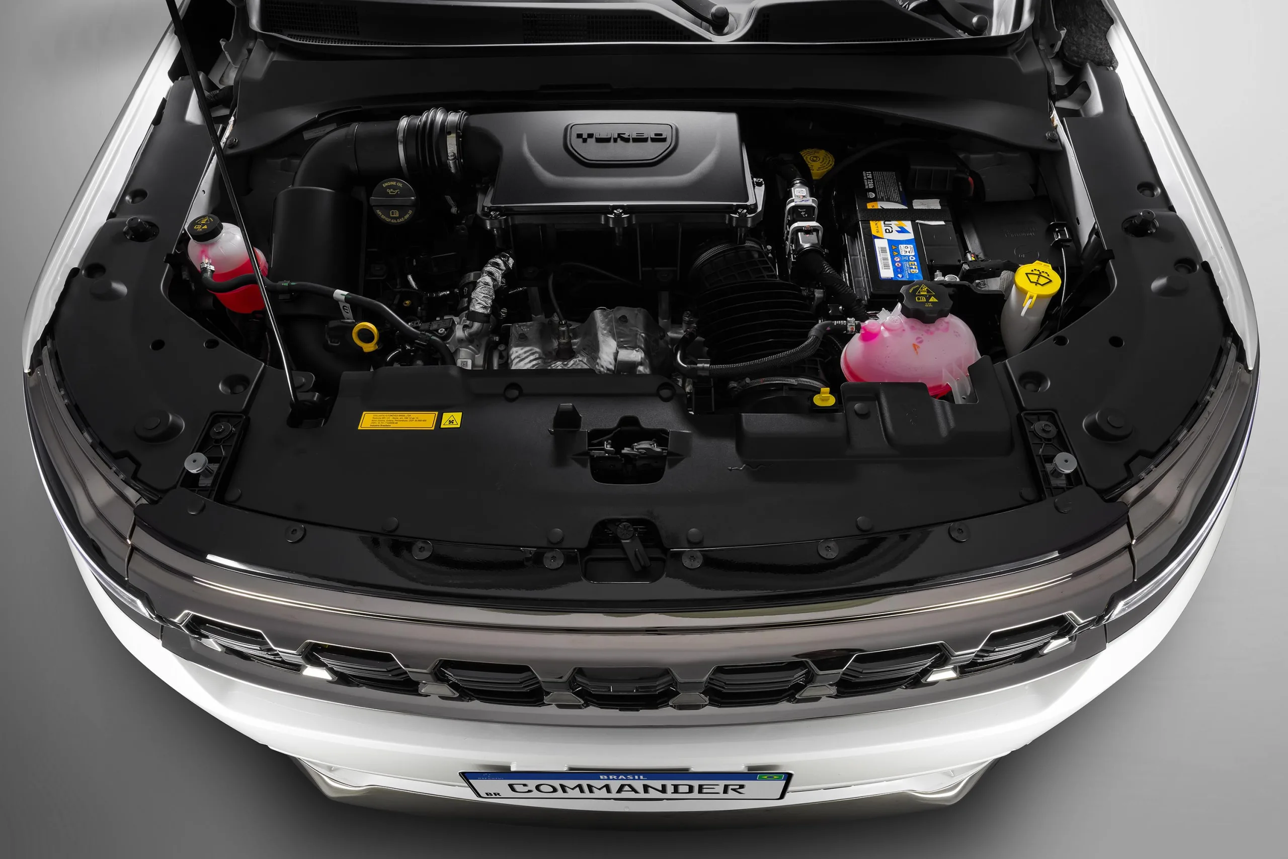 O Jeep Commander Blackhawk 2027 chega com motor Hurricane 2.0 Turbo Flex de 272 cv, sete lugares e força suficiente para mudar o comportamento de um SUV grande.