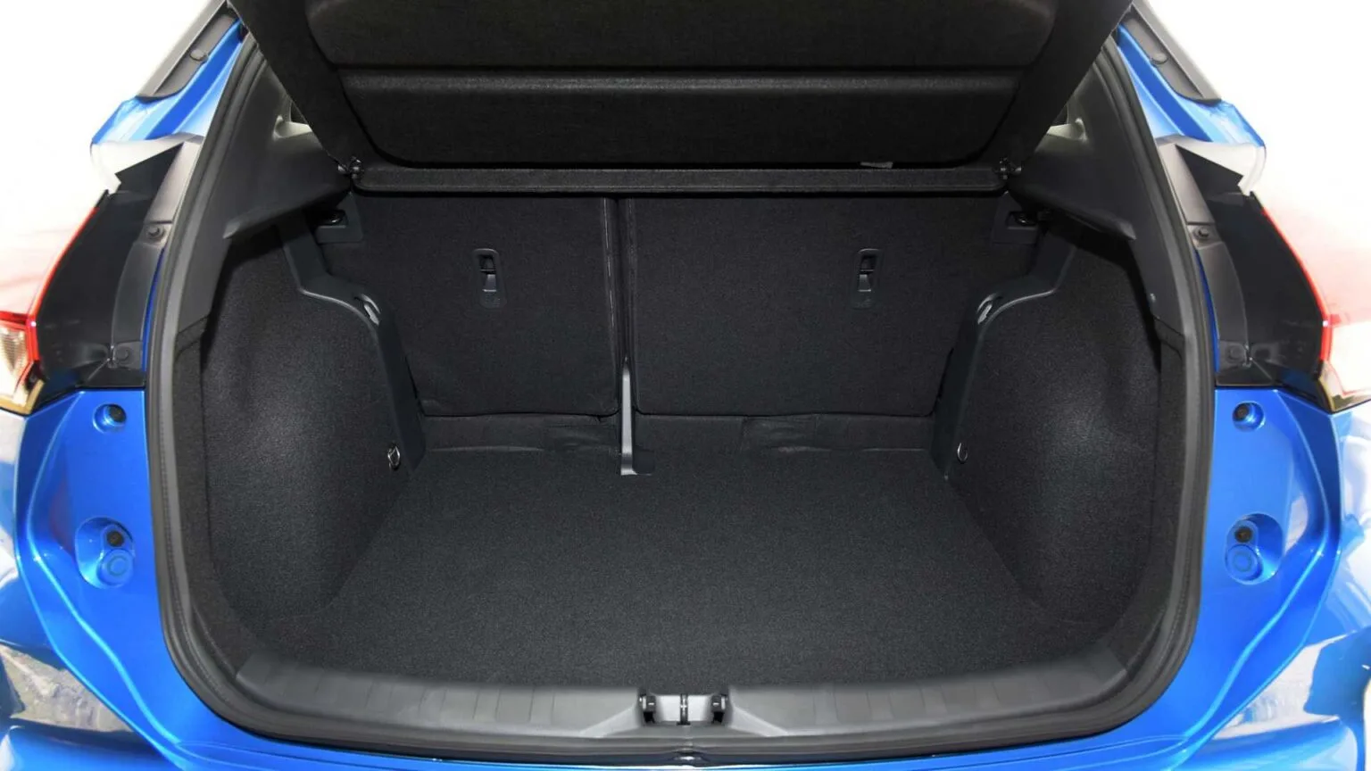Com 4,31 m de comprimento e 2,61 m entre os eixos, o Kicks tem porta-malas de 432 litros, medidas que ajudam a levar a família e a bagagem sem aperto em viagens.