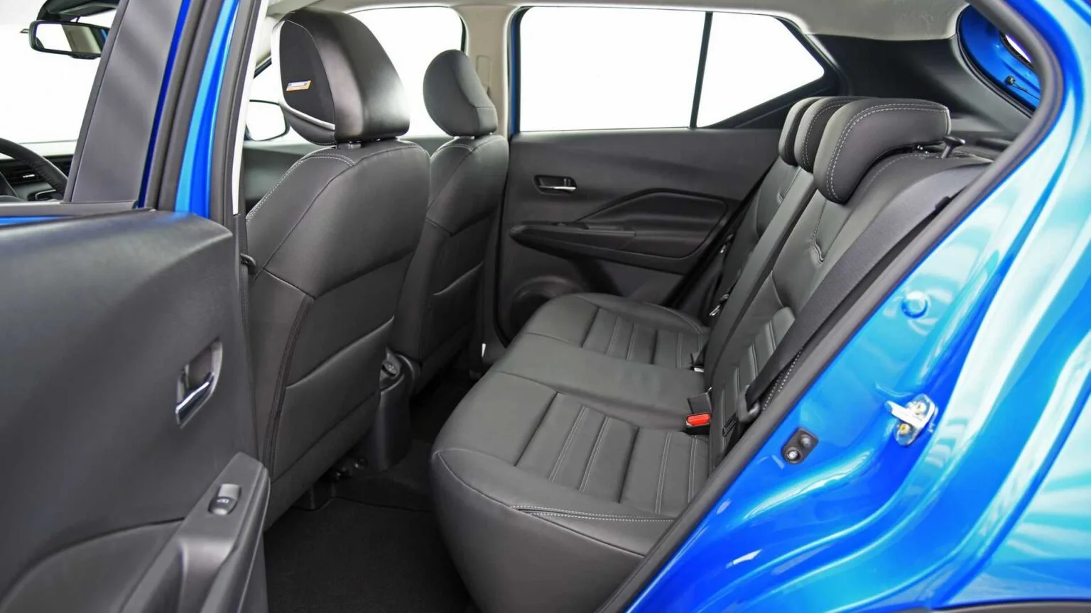 Ar automático, couro, chave presencial, partida por botão, retrovisores rebatíveis, piloto automático, banco bipartido e som Bose completam a cabine com Bluetooth, USB e espelhamento.