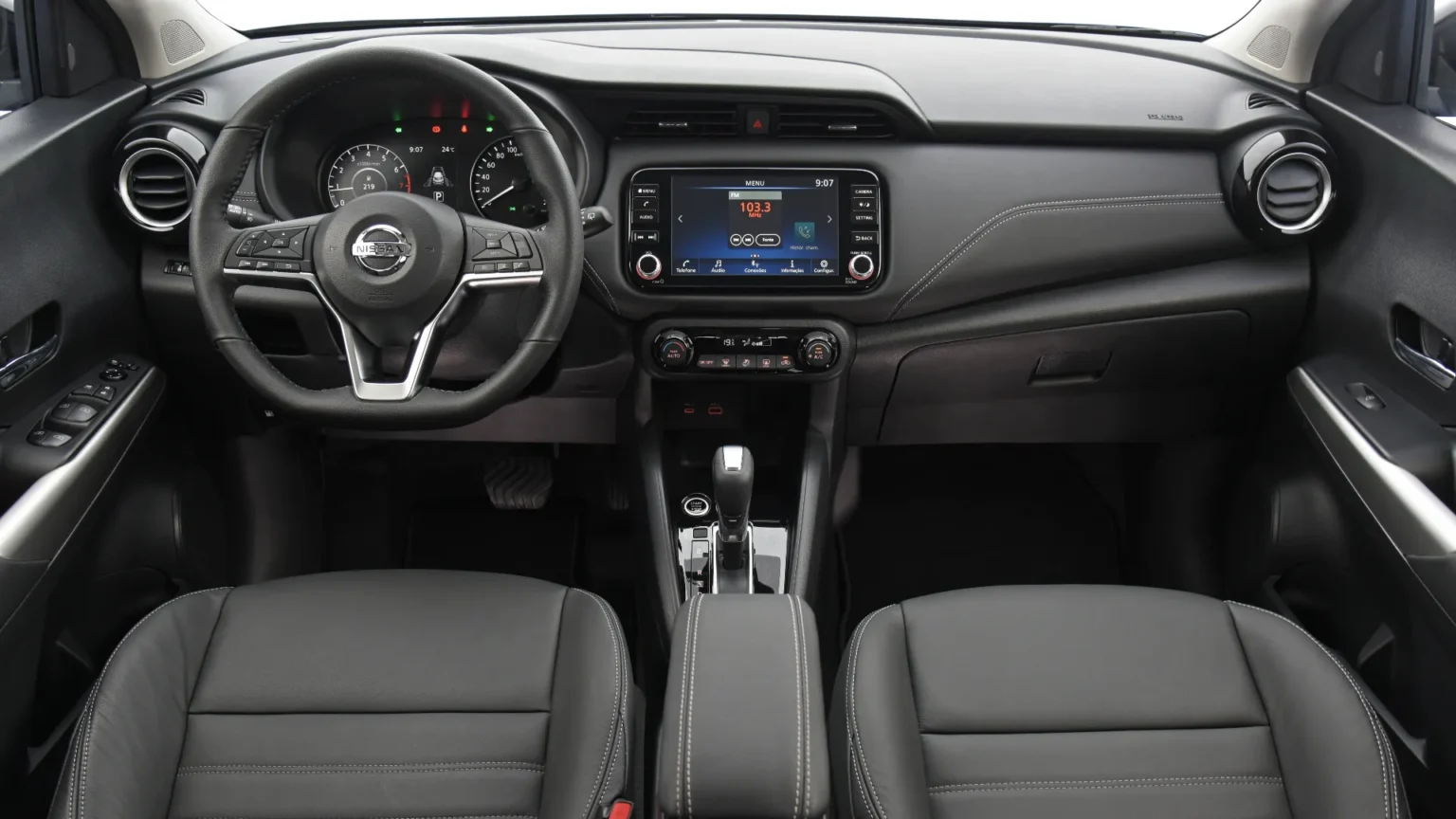 O SUV traz seis airbags, visão de 360 graus, frenagem automática, alerta de ponto cego e assistente de permanência em faixa.