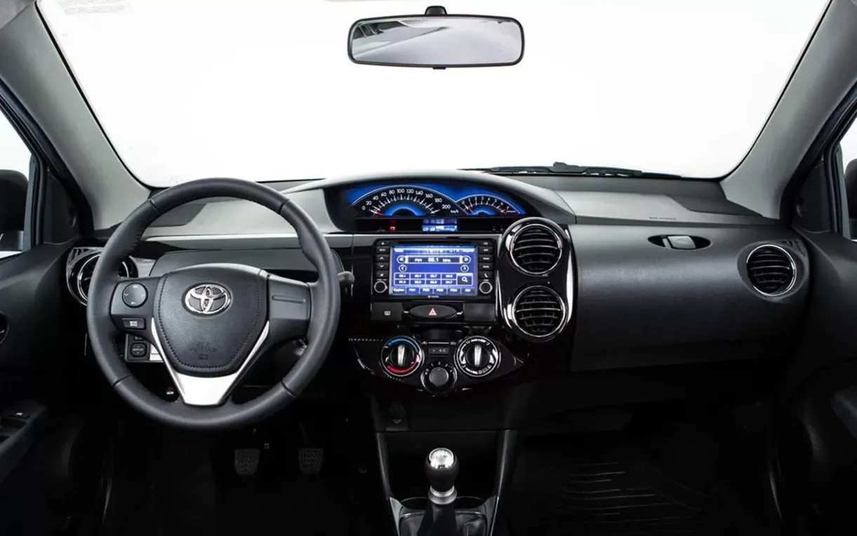 O Toyota Etios X 1.3 2016 envelheceu sem luxo, mas preservou o que importa: mecânica simples, consumo baixo e fama de durável.