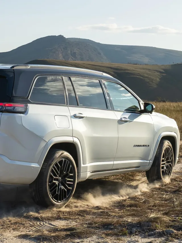 Por R$ 329.990, o Jeep Commander Blackhawk 2027 oferece motor Hurricane 2.0 Flex de 272 cv, sete lugares, acabamento premium e aceleração de 0 a 100 km/h em 7 segundos; veja se vale a compra