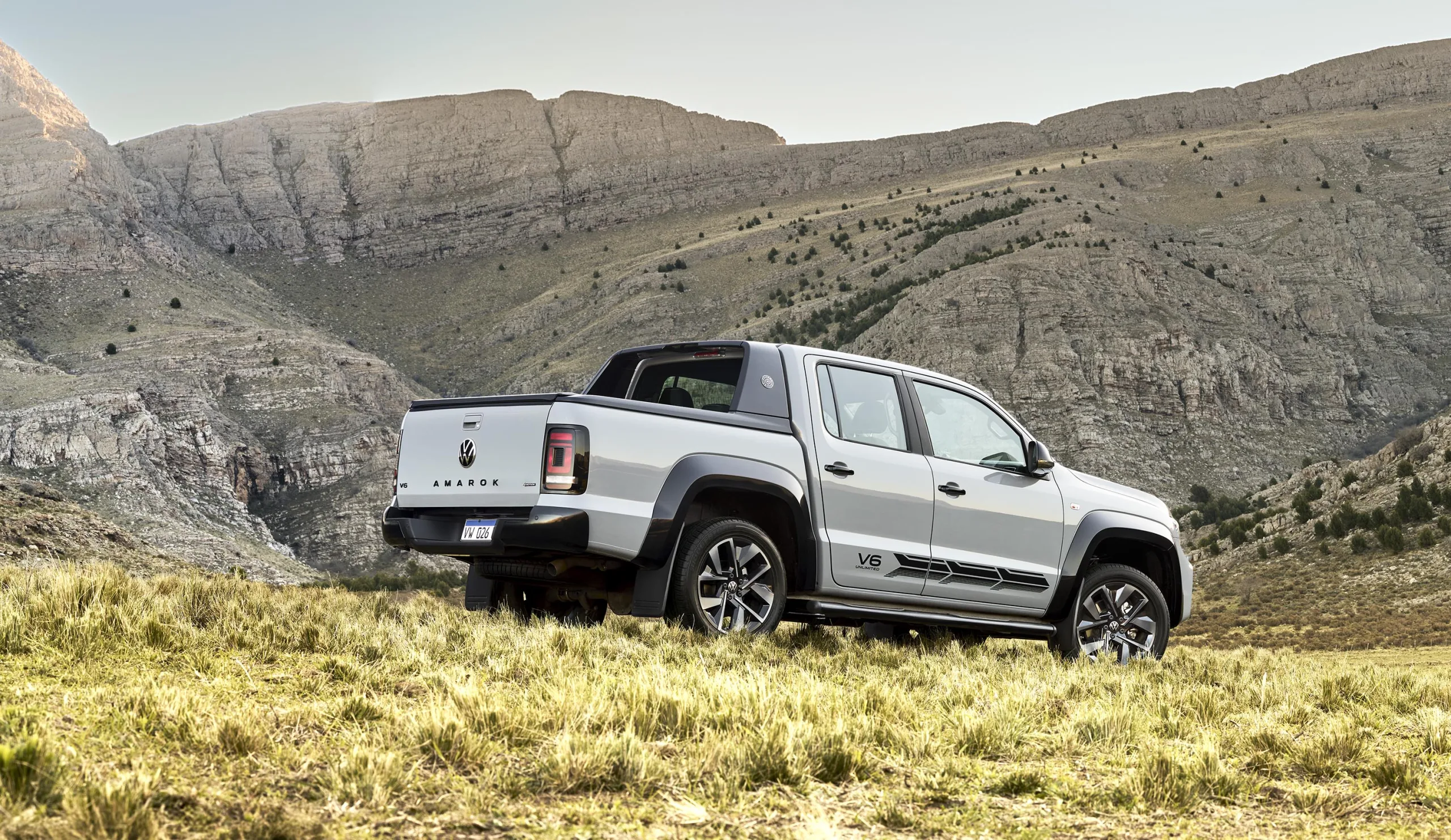 Depois de 16 anos de produção na Argentina, a Amarok atual prepara sua despedida. A nova geração chega em 2027, enquanto a Volkswagen tenta encerrar o ciclo da V6 com força.