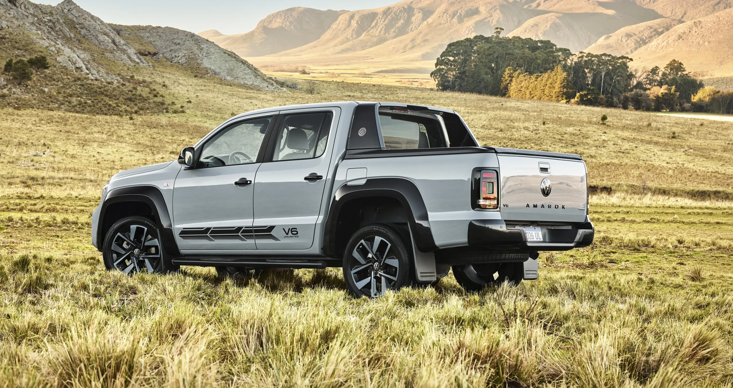 A Amarok Unlimited será a edição de despedida no Brasil, com apenas 200 unidades numeradas, pintura cinza Moonstone, rodas de 20 polegadas e detalhes escurecidos na carroceria.