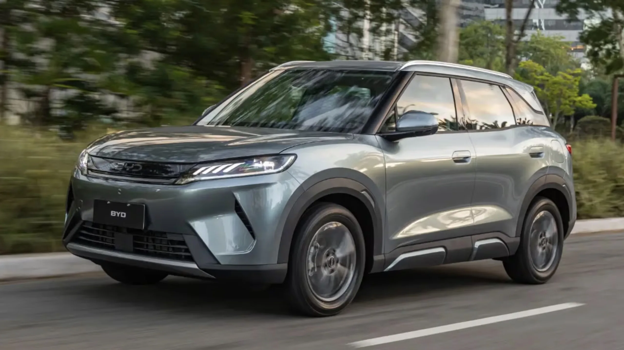 O BYD segue outro caminho com sistema híbrido plug-in DM-i flex e bateria Blade de 18,03 kWh, que pode receber carga externa.