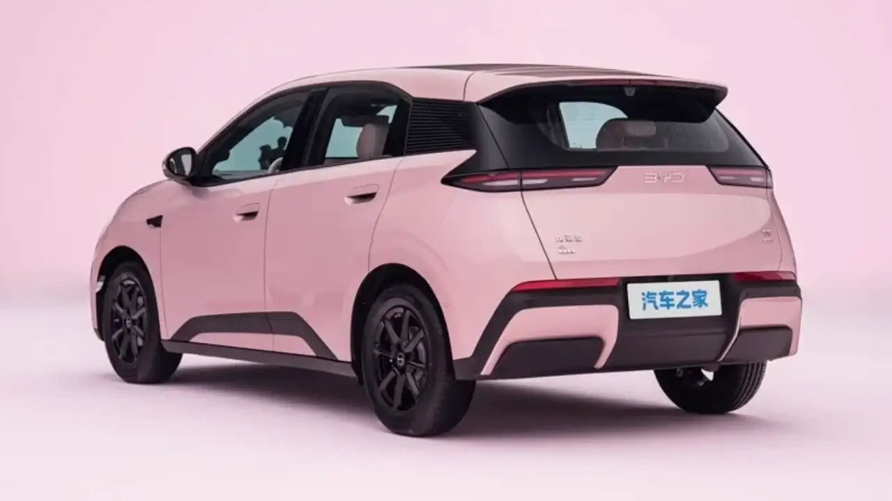 A potência salta de 75 cv para 127 cv, um aumento de 52 cv. A velocidade máxima declarada chega a 150 km/h, mas a BYD ainda não revelou a autonomia da nova geração.