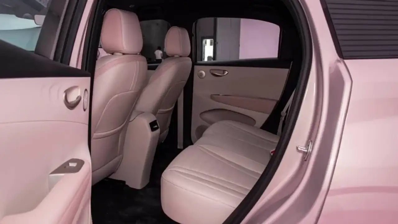 Quem viajar no banco de trás do novo BYD Dolphin Mini encontrará um carro maior, com 2,65 metros de entre-eixos, mas o espaço para pernas e cabeça ainda não foi revelado.