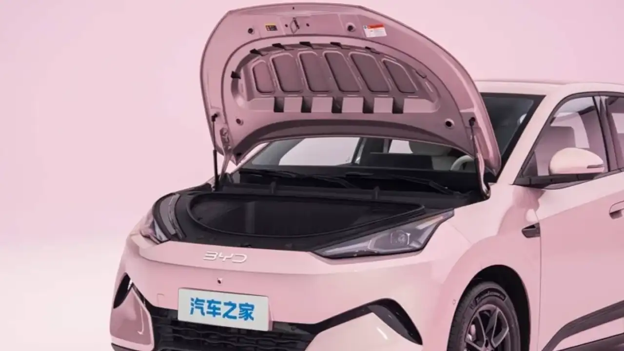 O motor elétrico sai da frente e vai para trás. Com isso, o novo Dolphin Mini ganha um porta-malas dianteiro, espaço extra para bagagens cuja capacidade ainda não foi divulgada.