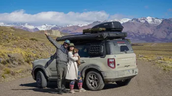 Casal deixa São Paulo, transforma Ford Bronco Sport em casa com cozinha, geladeira, energia solar e barraca no teto e parte com a cadelinha para cruzar as Américas de Ushuaia ao Alasca