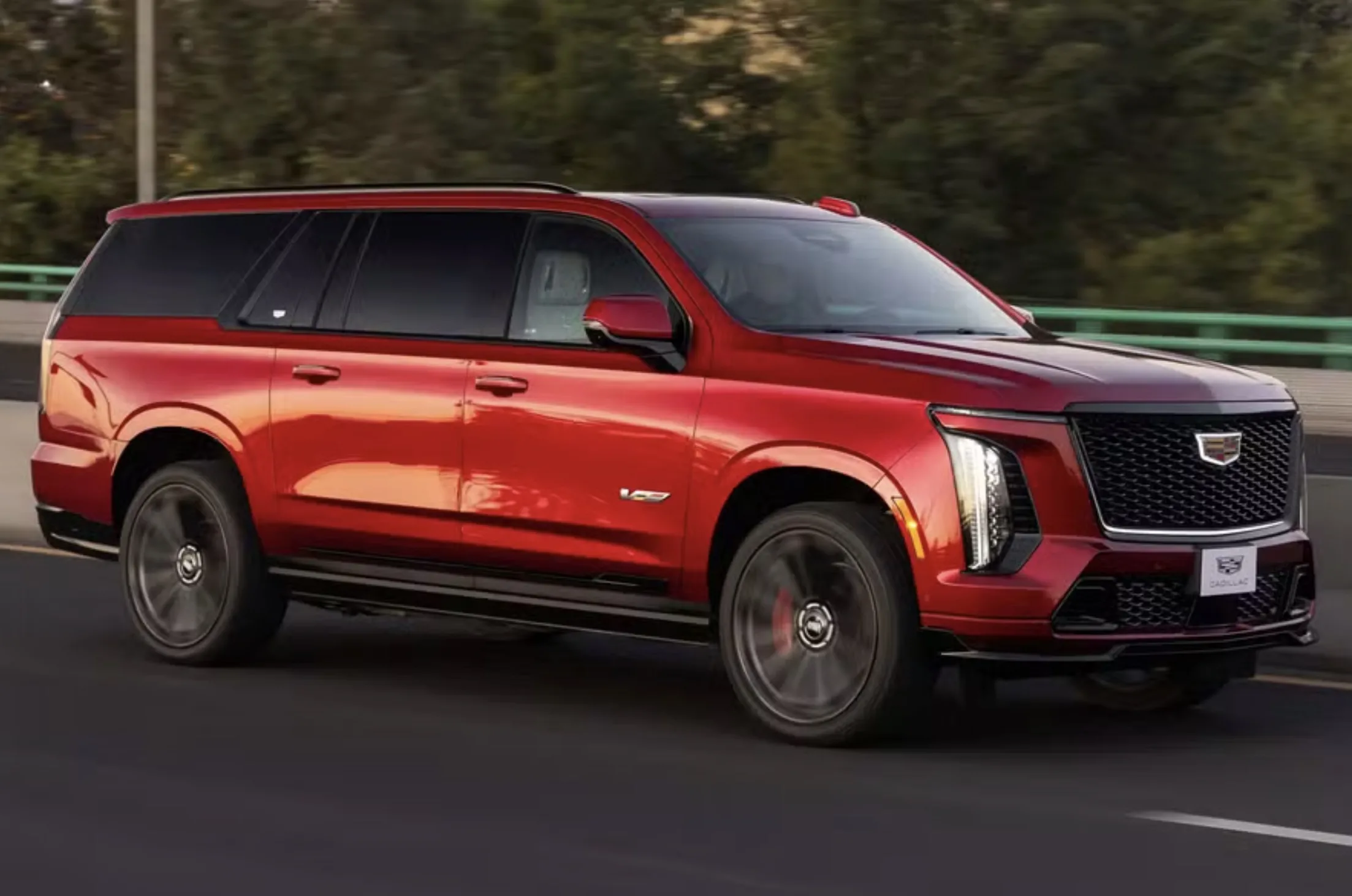 Cadillac Escalade: Um palácio americano sobre rodas, com motor V8, três fileiras de bancos e tanto luxo que parece absurdo ser barrado no Brasil por causa dos encostos de cabeça.