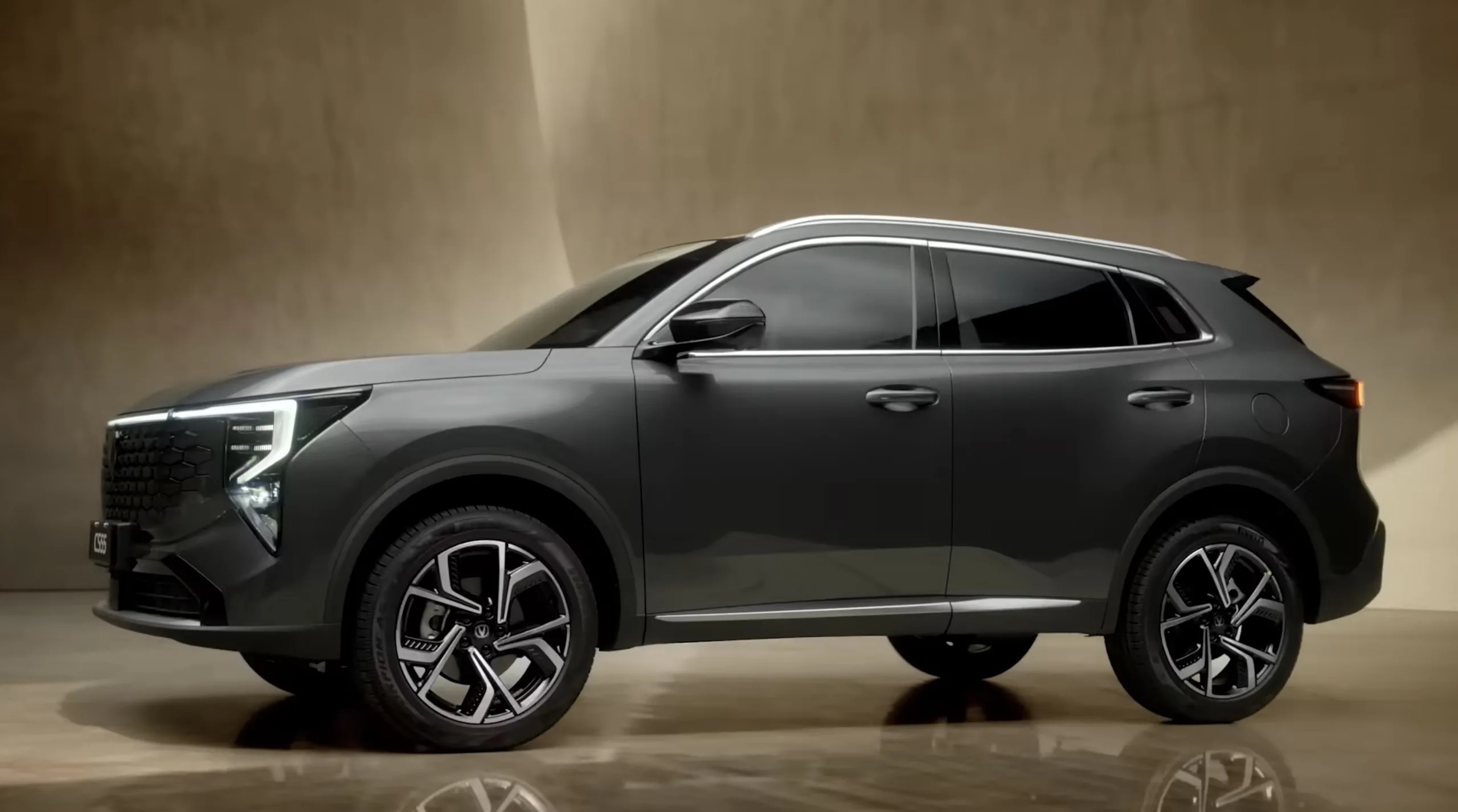 O CS55 tem 4,55 metros de comprimento, 1,86 metro de largura e 2,65 metros de entre-eixos. É um carro próximo do Volkswagen Taos em tamanho, mas entra na disputa com SUVs menores.