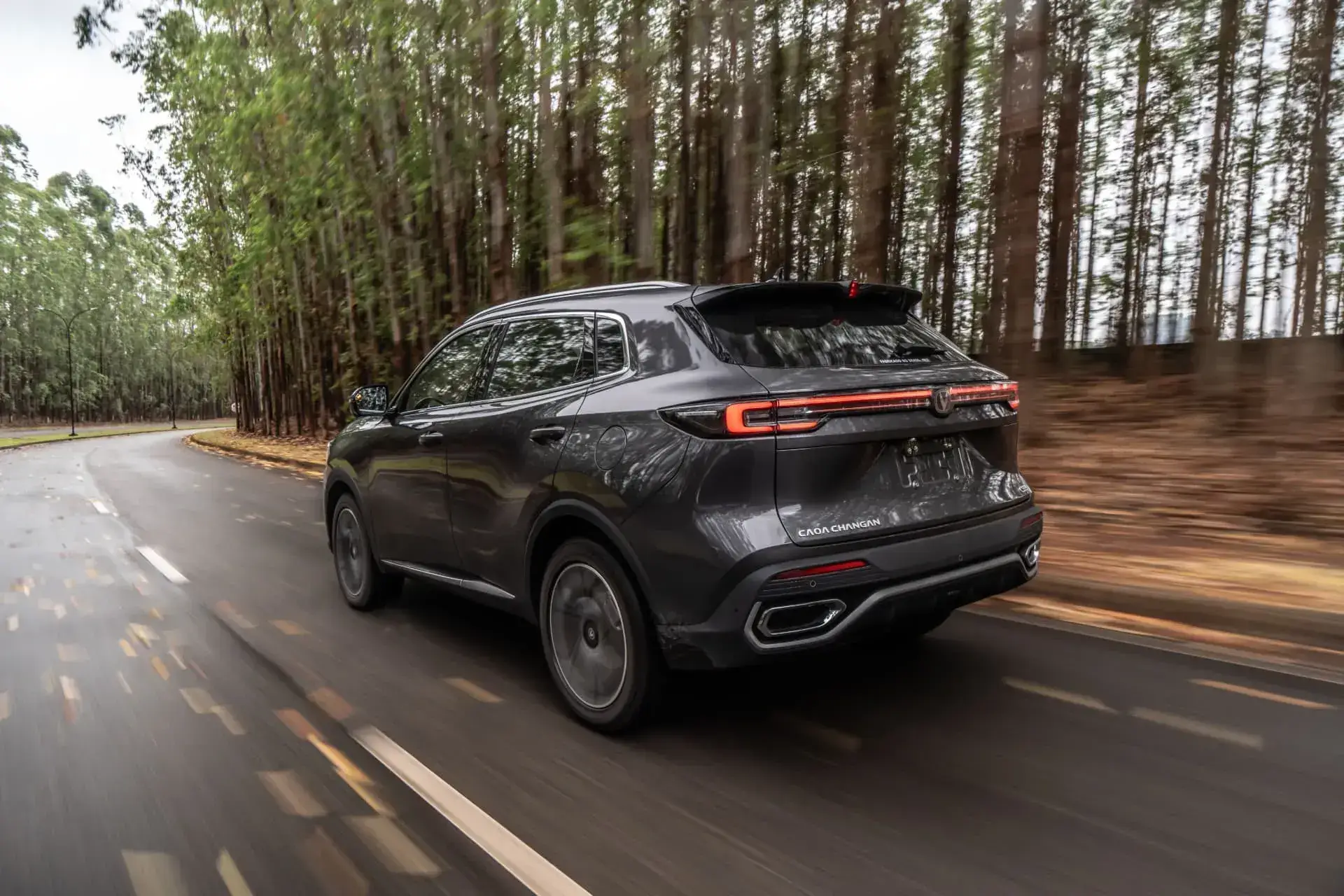 O CS55 entra na faixa de SUVs compactos, mas mede 4,55 metros e encara modelos maiores em espaço e desempenho