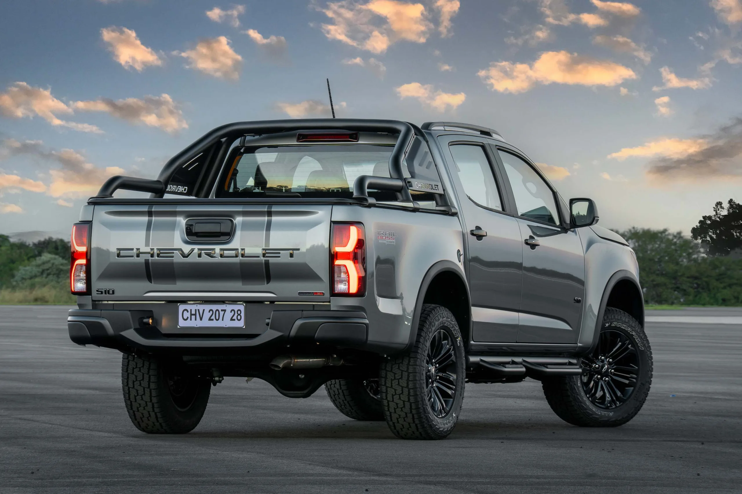A Chevrolet levou a S10 para um caminho mais bruto e criou a Trail Boss, versão de fábrica com suspensão elevada, pneus all-terrain e tração 4x4 com reduzida de série.