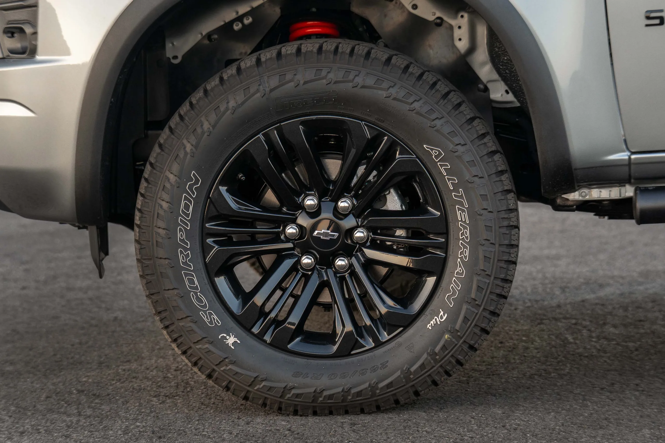 Os pneus Pirelli Scorpion All-Terrain de 18 polegadas ajudam em terra, cascalho e lama, sem abandonar o bom comportamento esperado quando a viagem volta ao asfalto.