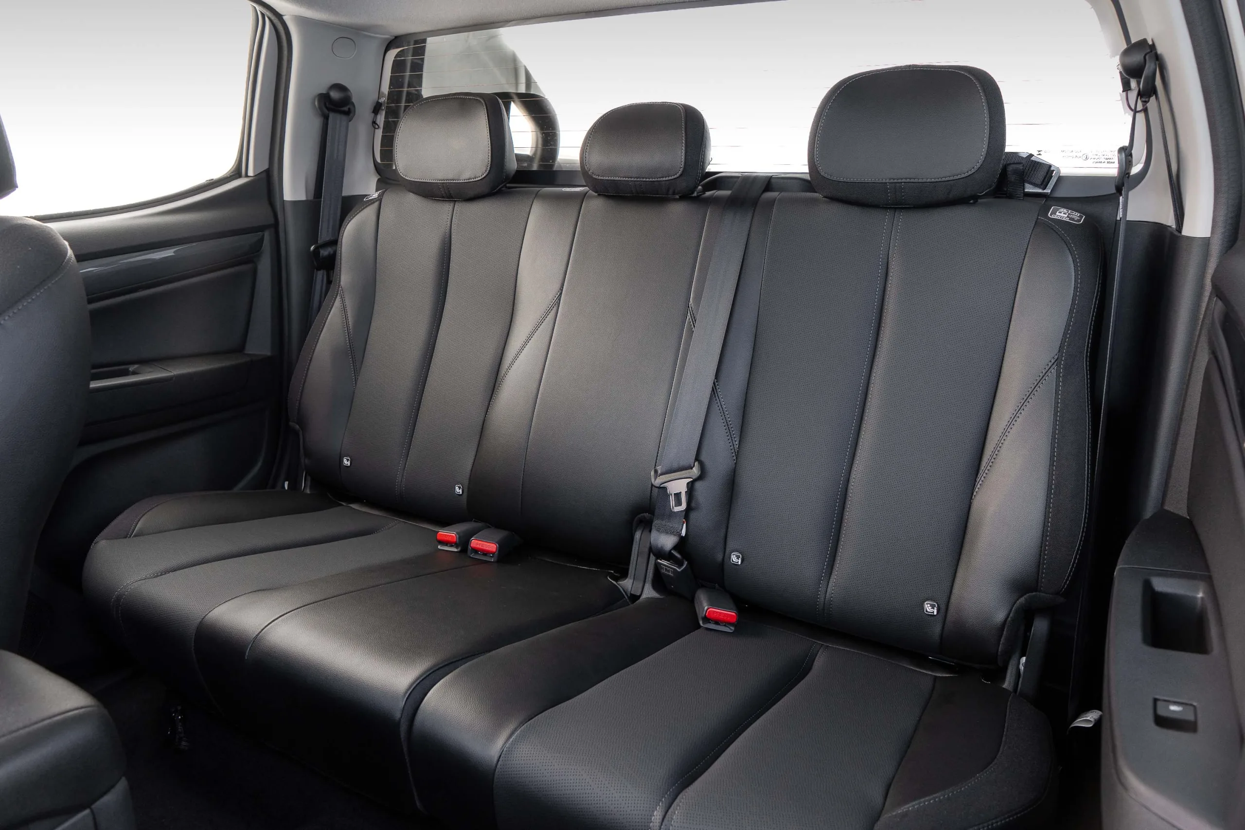 O espaço traseiro segue a proposta prática da cabine da S10 Trail Boss, com bancos voltados ao uso diário, ambiente funcional e espaço pensado para viagens, trabalho e aventura.