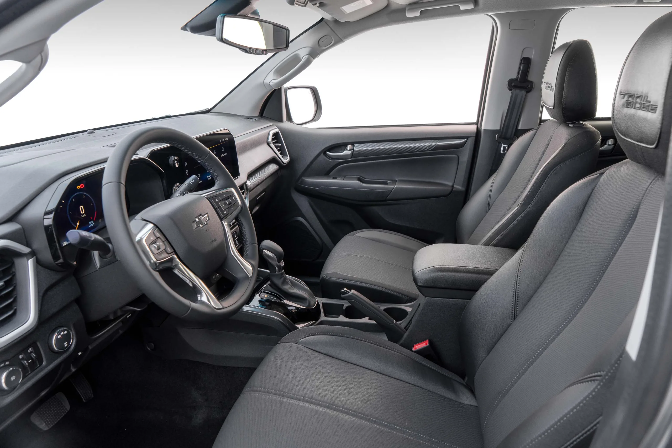 Na cabine há painel digital de 8 polegadas, MyLink de 11, Wi-Fi nativo, carregador sem fio e Android Auto, além de seis airbags e alerta de ponto cego de série.