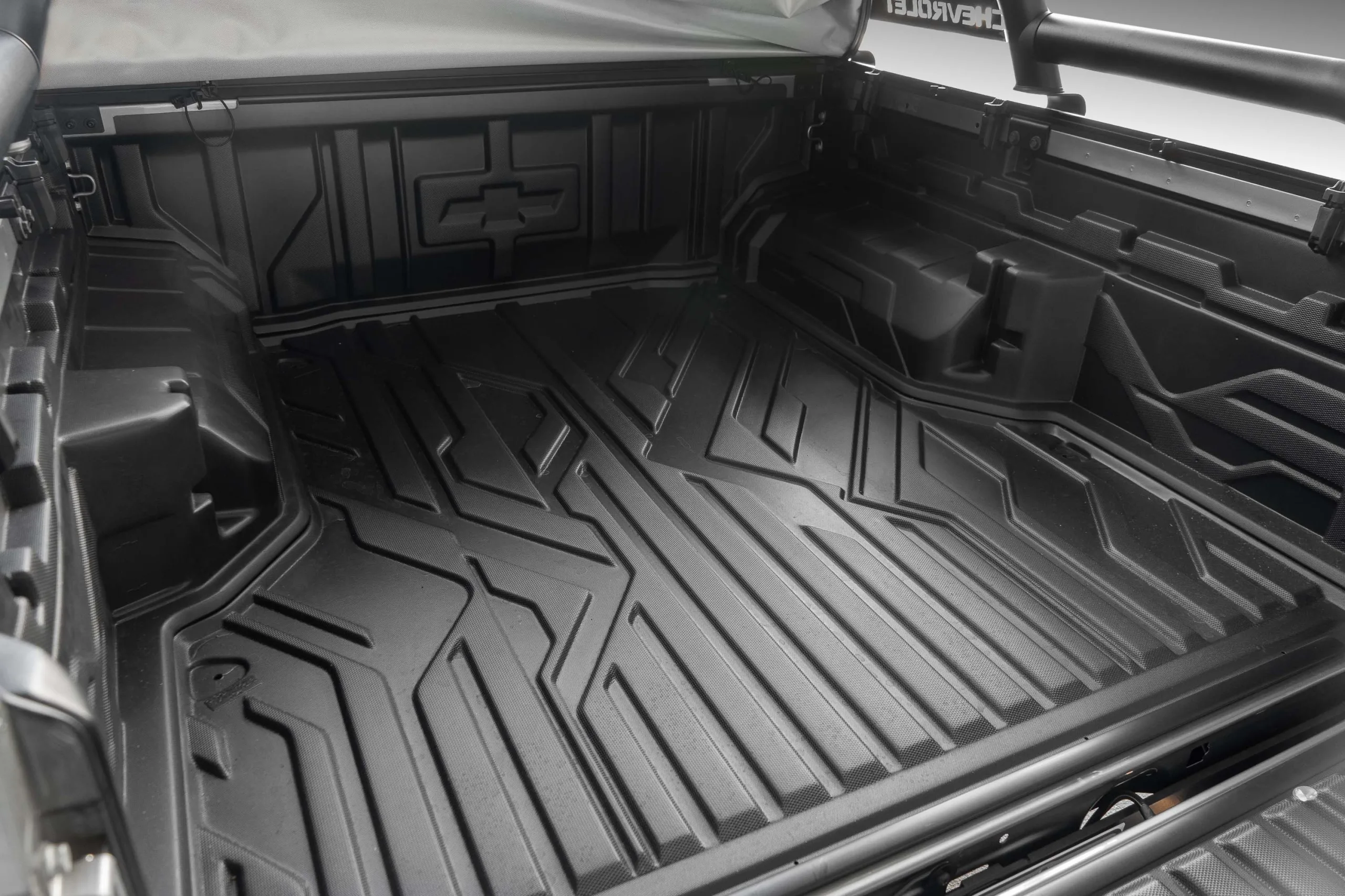 A caçamba traz protetor Multiflex e santantônio estendido para receber acessórios, enquanto a Trail Boss fecha a linha entre Z71, LTZ e High Country com foco off-road.