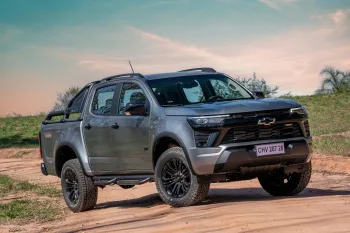 Chevrolet percebe que donos de picapes já não querem parar quando o asfalto termina e cria a S10 Trail Boss com suspensão elevada, pneus all-terrain, 324 mm de vão livre e tração 4×4 com reduzida para continuar viagem