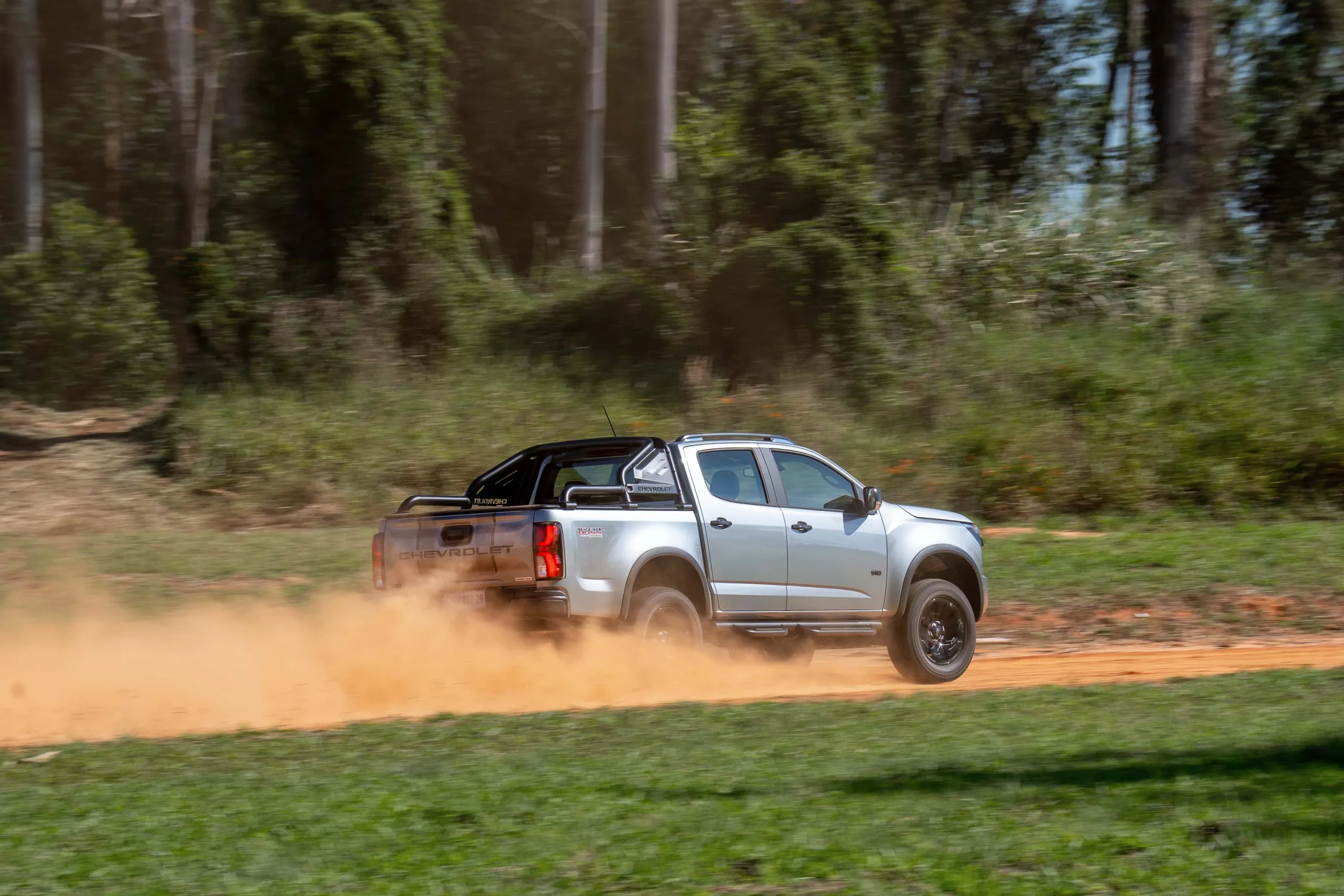 O Duramax 2.8 turbodiesel entrega 207 cv e 52 kgfm, trabalha com câmbio automático de oito marchas e tração 4x4 com reduzida para encarar trechos mais difíceis.