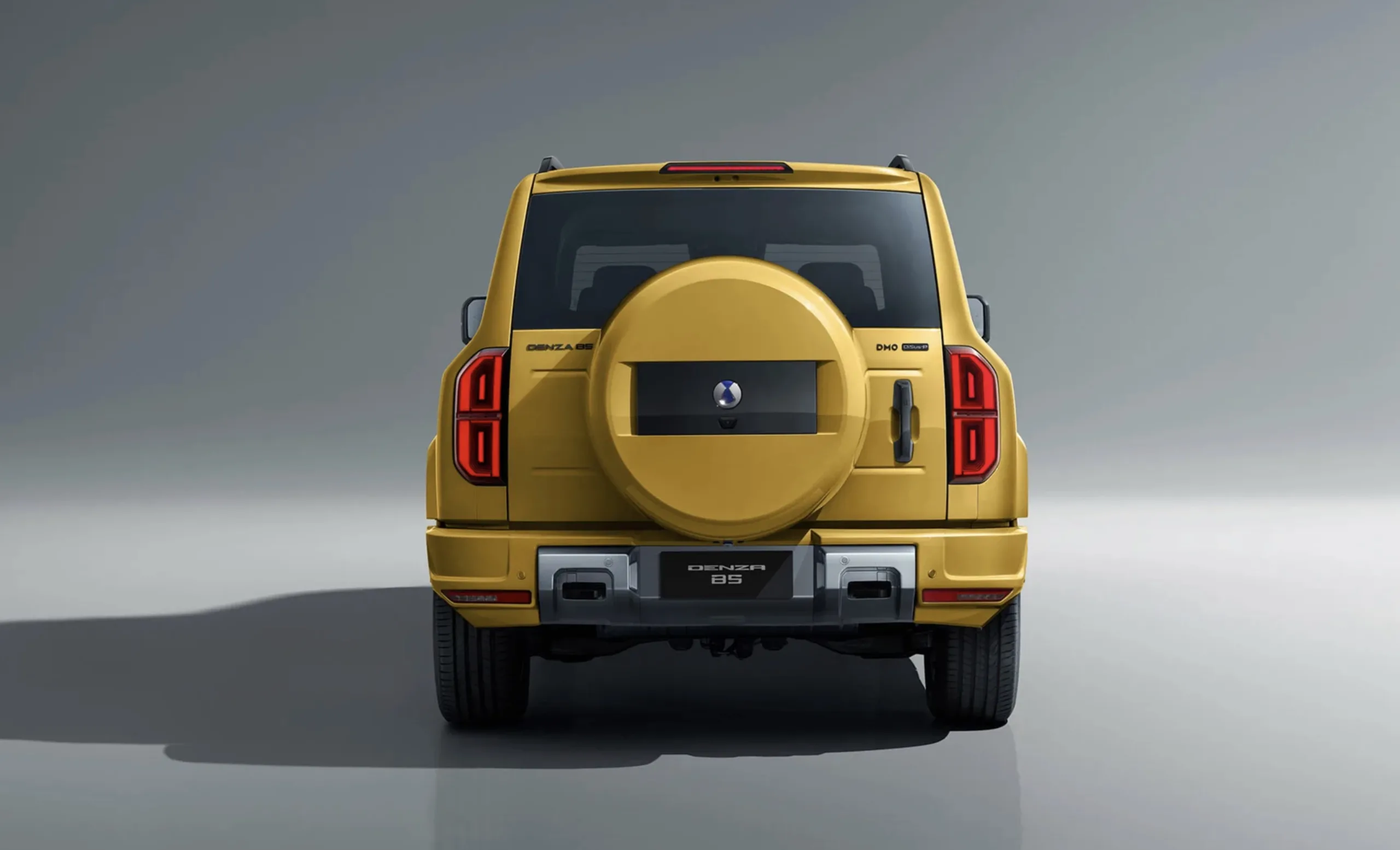 O Denza B5 oferece porta-malas de 470 litros, volume modesto para um SUV de quase cinco metros; em viagens com cinco ocupantes, acomodar malas grandes pode exigir alguma organização.