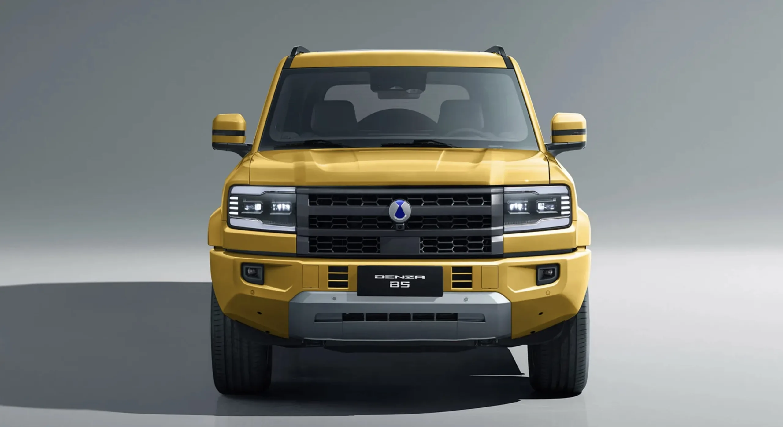 O Denza B5 mistura motor 1.5 turbo a gasolina com dois elétricos, entrega 677 cv e 77,5 kgfm, tem tração integral e acelera de 0 a 100 km/h em cinco segundos nos testes.