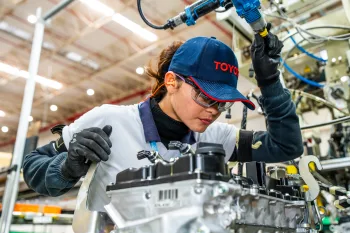Um ano depois de ver sua fábrica de motores ser destruída por um vendaval em Porto Feliz, Toyota consegue voltar a produzir 400 motores por dia enquanto prepara a reconstrução da unidade original